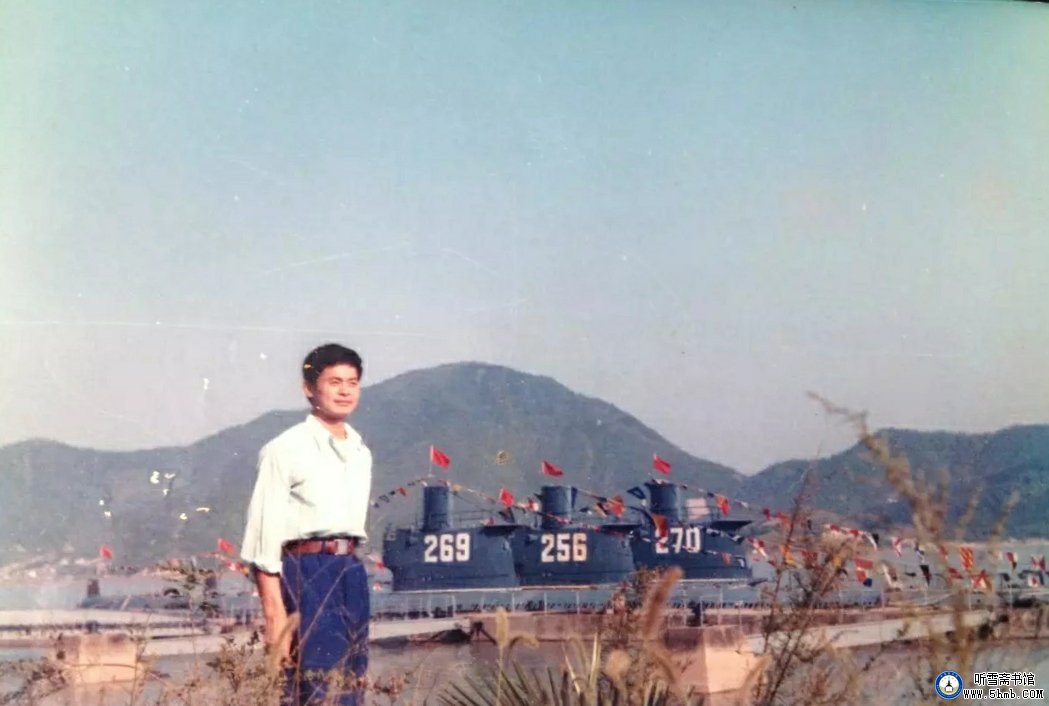 甲板上我弹起吉他