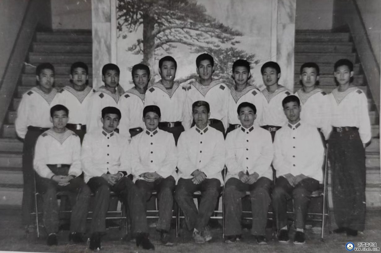 甲板上我弹起吉他